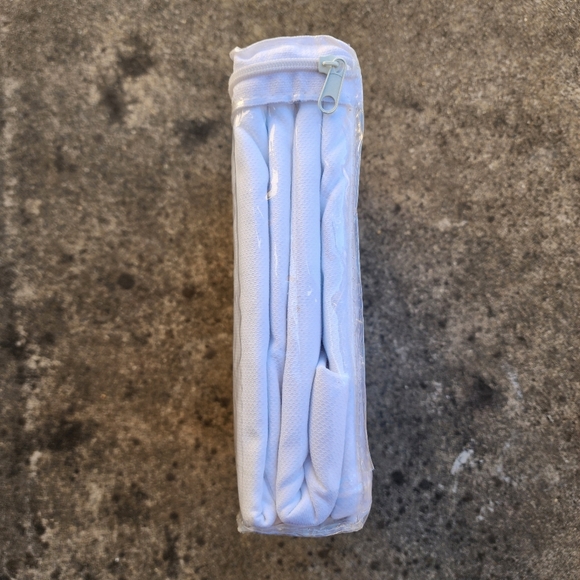 Isaac Mizrahi white polka dot tablecloth NWT - Picture 6 of 8